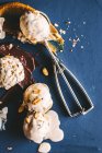 Blechdach-Eis Erdnüsse Karamell-Schokolade — Stockfoto