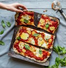 Hausgemachte vegetarische Pizza mit Sauerteigkrustenmozzarella, Tomaten und Basilikum — Stockfoto