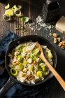 Вегетарианский лук-порей, голубой сыр и ризотто из грецкого ореха на сковороде — стоковое фото