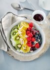 Café da manhã saudável com frutas frescas e bagas — Fotografia de Stock