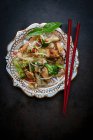 Thai-Nudeln mit Hühnchen und Brokkoli mit Kräutern — Stockfoto
