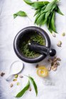 Pesto vegano de ajo silvestre hecho en un mortero - foto de stock