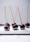 Vegane Cakepops mit Reismilchschokolade und Kokosraspeln — Stockfoto