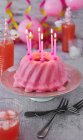 Bolo de aniversário rosa com velas — Fotografia de Stock