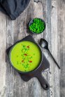 Zuppa di piselli con cipollotti e peperoncino — Foto stock