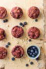 Rote-Bete-Muffins mit Haselnüssen und Blaubeeren — Stockfoto