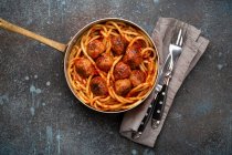 Amerikanische traditionelle Spaghetti mit Frikadellen, Tomatensauce und Basilikum — Stockfoto