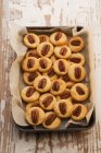 Biscotti di pecan e formaggio su carta da forno in stagno — Foto stock