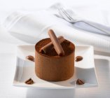 Молочный шоколадный мусс с шоколадной стружкой — стоковое фото