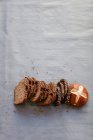 Várias partes de pão e um rolo de pão — Fotografia de Stock