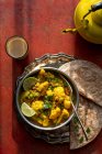 Curry tumérico de coliflor indio con chapati - foto de stock