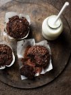 Шоколадные кексы с молоком на коричневом фоне — стоковое фото