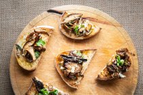 Wild mushrooms bruschetta with porcini and forest ceps on toast — Stock Photo