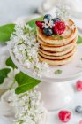 Pancakes stack con lamponi, mirtilli, menta e lilla — Foto stock