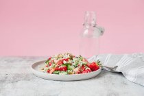 Salada de quinoa com morangos, pepino e hortelã — Fotografia de Stock