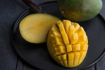 Sliced ripe mango, close up view — Fotografia de Stock
