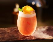 Glas Grapefruitcocktail mit Schaum, Zitronenscheibe und Minzblättern — Stockfoto