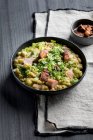 Гороховый суп с луком, колбасой, беконом и копченой свининой — стоковое фото