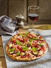 Pizza con rucola, zucchina, chorzo, prosciutto crudo, mozzarella peperoni rossi — Foto stock