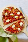 Pizza mit Salami, Käse und Tomaten, Zwiebeln und Basilikum — Stockfoto