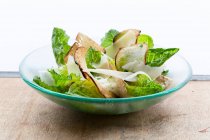 Nahaufnahme von köstlichem Caesar-Salat mit Huhn — Stockfoto