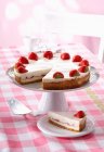 Cheesecake de chocolate branco com morangos — Fotografia de Stock