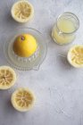 Свіжовичавлений лимонний сік — стокове фото