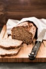 Pão de grão integral caseiro com sementes de girassol e linho — Fotografia de Stock
