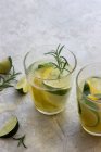 Limón, lima y limonada de romero en vasos - foto de stock