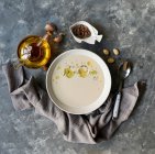 Ajo blanco, typisch spanische kalte Suppe aus Mandeln und Knoblauch mit Olivenöl und Brot — Stockfoto