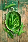 Pea pods and shelled peas — Fotografia de Stock