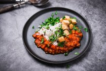 Lentilha Vegan e bolonhesa cenoura com tofu frito e arroz selvagem e mistura basmati — Fotografia de Stock