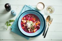 Свекольный суп с овощами и сметаной — стоковое фото