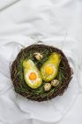 Aguacate con huevos al horno en una canasta de Pascua - foto de stock
