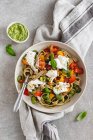 Tagliatelle mit Zucchini, Saubohnen, Tomaten und Pesto — Stockfoto
