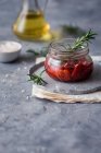 Домашні засушені помідори з розмарином в оливковій олії — стокове фото
