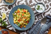 Салат из кукурузы с овощами и йогуртом в миске — стоковое фото