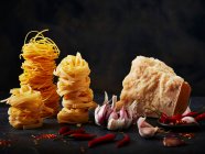 Macarrão, alho, pimenta e queijo parmasão — Fotografia de Stock