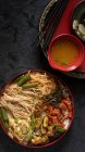 Chirashizushi e miso servidos em pratos tradicionais japoneses — Fotografia de Stock