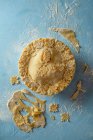 Яблучний пиріг готовий до випічки, вид зверху — стокове фото