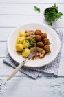 Batatas com repolho branco e bolas de feijão vegan — Fotografia de Stock