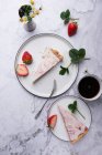 Vegane Erdbeertorte mit Erdbeergelee und Sojajoghurt — Stockfoto