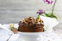 Primer plano de delicioso pastel de chocolate - foto de stock