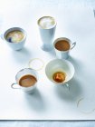 Чашки кофе на белой бумаге — стоковое фото