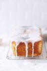 Feuchter Mohn und Zitronenkuchen auf einem Kühlregal — Stockfoto