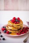 American pancakes with fresh fruit and honey — Stock Photo