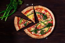 Pizza di verdure con bimi, pomodori, cipolle rosse e feta — Foto stock