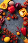 Flatlay con verdure colorate (zucca affettata, pomodorini, peperoni, melograno e cipolla) — Foto stock