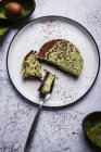 Torta vegana de aguacate con base de dátiles y frutos secos - foto de stock