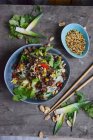 Glasnudelsalat mit Gemüse und Erdnüssen (Asien) — Stockfoto